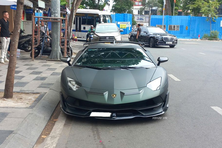 Nổi bật nhất trên chiếc xe này là cánh lướt gió kích thước lớn nằm ở phía sau xe được làm từ sợi carbon, cánh gió này là một phần trong hệ thống khí động học Aerodinamica Lamborghini Attiva ALA.