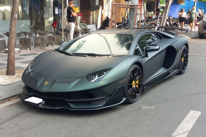 Ban đầu siêu xe Lamborghini Aventador SVJ tại Việt Nam này sở hữu ngoại thất màu vàng Giallo Evros cá tính nhưng mới đây đã được “thay áo mới” sang màu xanh nhám quân đội.