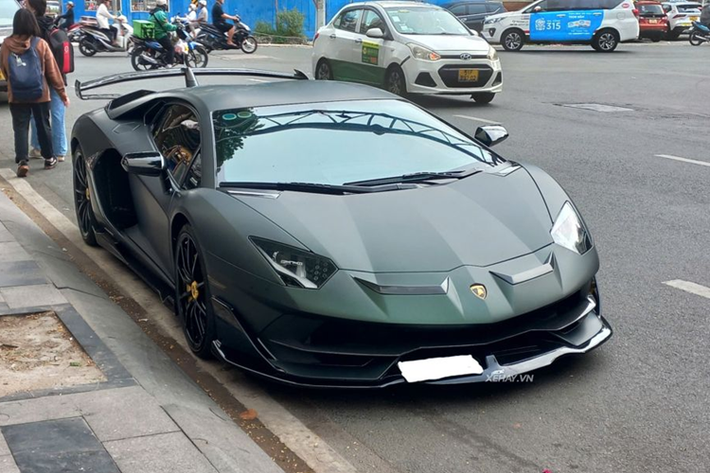 Được trang bị gói độ Novitec, siêu xe Lamborghini Aventador SVJ sở hữu nhiều chi tiết làm bằng sợi carbon như: ốp cản trước, ốp khe gió, ốp sườn…giúp làm giảm tối đa trọng lượng của xe.