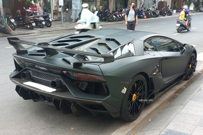 Lamborghini Aventador SVJ được trang bị khối động cơ V12 dung tích 6.5L, sản sinh công suất tối đa 770 mã lực và mô men xoắn cực đại 720 Nm. Động cơ kết hợp với hộp số bán tự động ISR 7 cấp và hệ dẫn động 4 bánh.