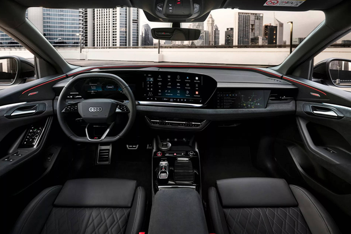 Dải đèn hậu liền mạch cùng kết cấu đuôi xe tinh tế, rộng rãi mang đến cho Sportback dáng vẻ thanh thoát và sắc nét đặc trưng của Audi. Đèn hậu OLED thông minh thế hệ thứ hai có sáu tấm đèn OLED với 360 mảnh đèn khác nhau, sử dụng thuật toán điền tán được thiết kế đặc biệt để tạo ra hình ảnh mới mỗi 10 mili giây, mang lại cho cặp đèn vẻ ngoài sống động và thông minh.