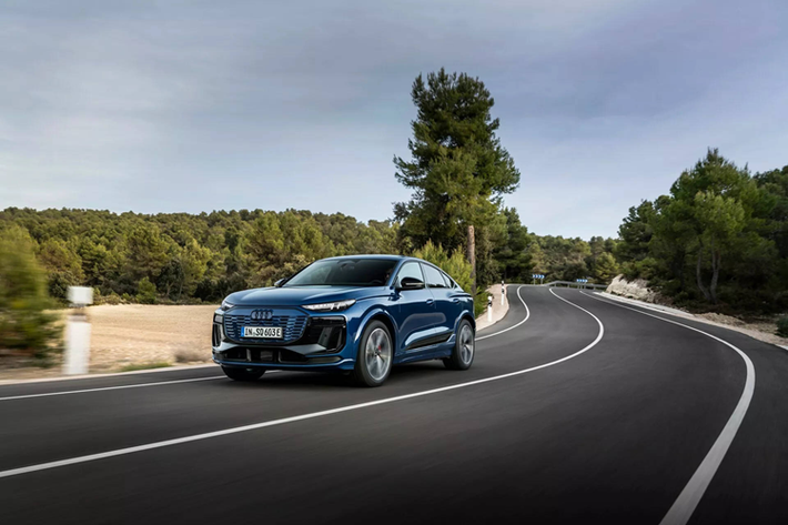 Điều này có nghĩa là nếu như Q6 e-tron đóng vai trò “SUV truyền thống” thì mẫu SUV điện Audi Q6 Sportback e-tron mới lần này là “SUV thời trang”. Q6 Sportback e-tron có kích thước dài 4.771 mm, rộng 1.965 mm (không tính gương) và cao 1.665 mm.