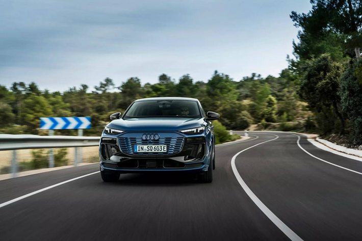 Q6 Sportback e-tron quattro có pin 100 kWh và được bổ sung thêm mô-tơ điện gắn tại cầu trước, tạo nên hệ dẫn động 4 bánh, tổng công suất đạt 387 mã lực (285 kW) cho khả năng đạt vận tốc 100 km/h trong 5,9 giây. Phạm vi quãng đường của bản này cũng khá ấn tượng khi lên đến 636 km sau mỗi lần sạc đầy pin.