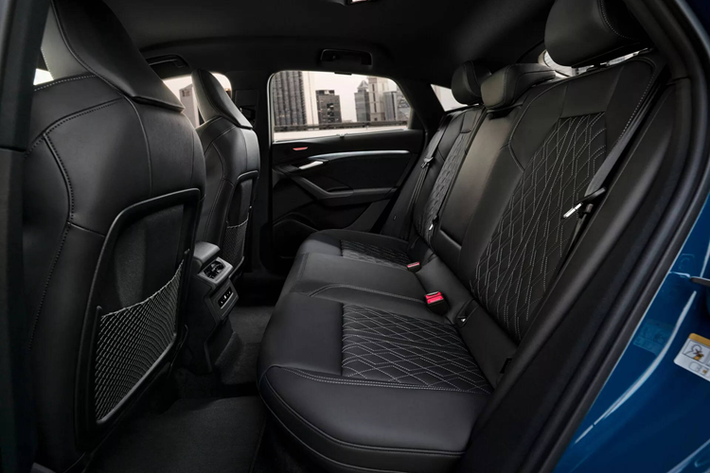 Bản Sportback vẫn duy trì những thế mạnh của dòng SUV truyền thống, với khoang hành lý dung tích 511 lít rộng rãi, được bổ trợ thêm bởi cốp trước dung tích 64 lít. Khi hàng ghế sau được gập xuống, không gian chứa đồ có thể mở rộng lên đến 1.373 lít.
