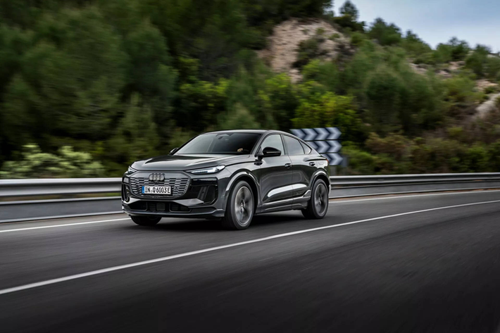 Cuối cùng là cấu hình hiệu năng cao SQ6 Sportback e-tron với sức mạnh 489 mã lực (360 kW) đến từ cơ chế mô-tơ kép dẫn động 4 bánh, đạt tốc độ 100km/h chỉ trong 4,3 giây ở chế độ Launch Control. Nhờ khối pin 100 kWh, bản này cũng đi được cao nhất 607 km trong một lần sạc.