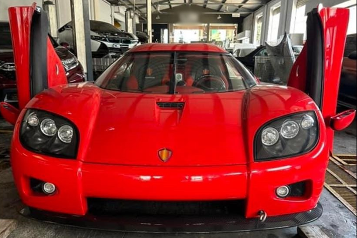 Một điểm thú vị trên dòng siêu xe Koenigsegg chính là việc các cửa xe mở kiểu cắt kéo nhưng trượt ngang về phía trước thay vì dựng đứng lên trời như các dòng siêu xe Murcielago hay Aventador của Lamborghini.