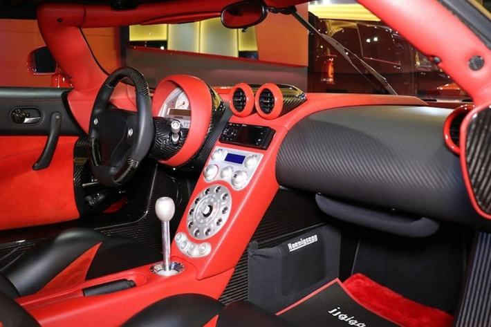 Một chi tiết khác cũng sẽ khiến không ít người bất ngờ đó chính là hầu hết xe Koenigsegg đều là con lai giữa Coupe và mui trần, CCX cũng không ngoại lệ. Phần mui xe trên Koenigsegg CCX được tháo lắp hoàn toàn bằng tay và được đặt phía trước khoang hành lý của xe.