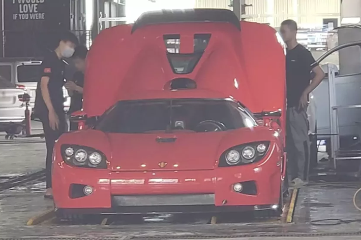 Theo tìm hiểu, chiếc xe hypercar Koenigsegg CCX độc nhất Việt Nam đã ở Tp.HCM hơn 2 năm qua, và chỉ có 2 nơi mà xe hay xuất hiện, đó là nhà riêng của chủ xe và garage này.