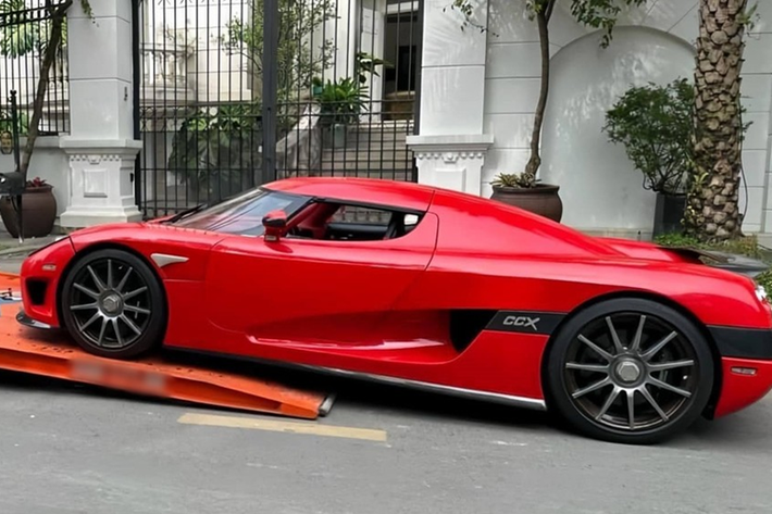 Koenigsegg CCX của đại gia Hải Phòng, xe được trang bị khối động cơ V8, siêu nạp, dung tích 4,7 lít, sản sinh công suất tối đa 800 mã lực. Động cơ đồng hành cùng hộp số sàn 6 cấp cùng hệ dẫn động cầu sau, nhờ đó, Koenigsegg CCX tăng tốc từ vị trí xuất phát 100 km/h trong thời gian dưới 3 giây trước khi đạt vận tốc tối đa 402 km/h.