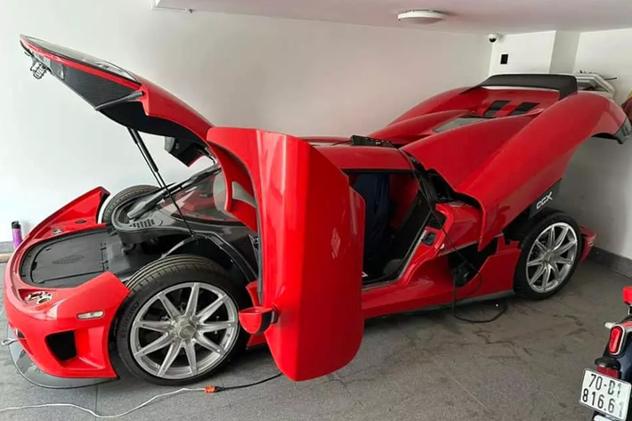 Trên toàn thế giới chỉ có 30 xe CCX sản xuất, nhưng đã có vài xe không còn nguyên vẹn, nên việc 1 chiếc Koenigsegg CCX được nhập về nước ta là 1 bất ngờ lớn, xe được mang về nước khá kín tiếng, nhưng trước cả khi chiếc xe Koenigsegg Regera của đại gia Hoàng Kim Khánh được nhập về Campuchia vào 3 năm trước.