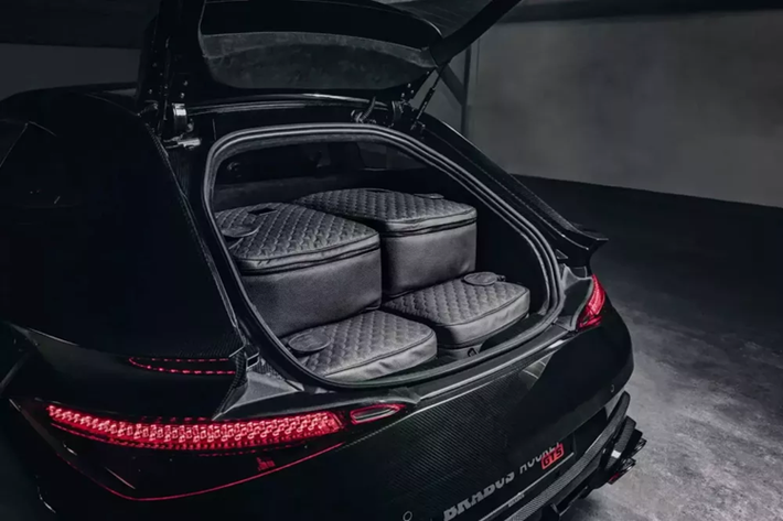 Brabus ban đầu đưa mô-men xoắn lên 1.820 Nm, nhưng đã giảm xuống bằng điện tử để bảo vệ hộp số tự động 9 cấp khỏi việc nghỉ hưu sớm. Những con số giống siêu xe này thể hiện mức tăng 181 mã lực và 573 Nm so với Mercedes-AMG SL63 SE Performance tiêu chuẩn, bản thân nó cũng không hề chậm chạp.
