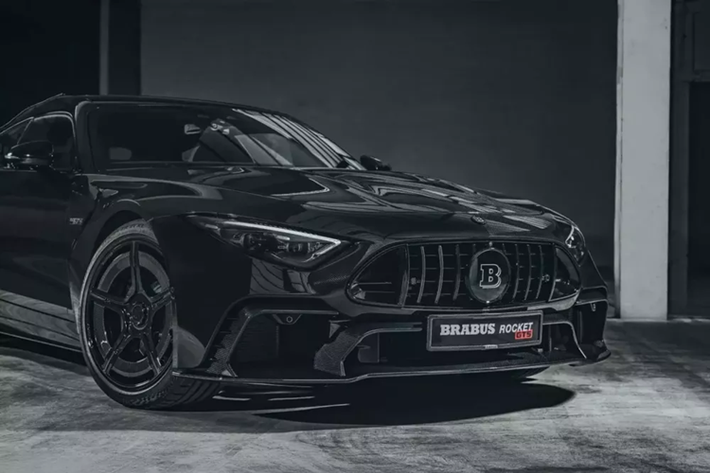 Vào bên trong, thân xe Shooting Brake cao hơn và việc loại bỏ cơ chế ngả mui xe giúp tăng thêm không gian cho hành lý ở khoang chứa đồ phía sau bố trí ghế ngồi 2+2, khiến đây trở thành chiếc SL thiết thực nhất mà tiền có thể mua được.