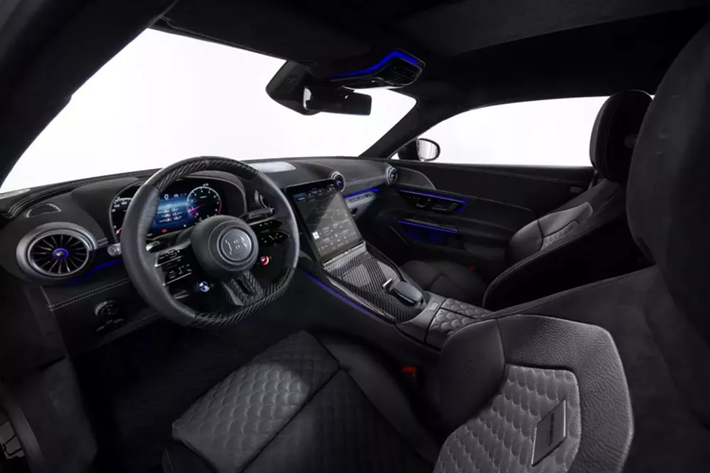 Được chế tạo trong lò hấp từ carbon prepreg, thân xe Shooting Brake được so sánh với Clownshoe Z3 M Coupe của BMW và Concept Touring Coupe dựa trên Z4 gần đây. Brabus tuyên bố thiết kế mới đã được thử nghiệm trong đường hầm gió để mang lại sự ổn định "vượt trội" vượt xa mốc 300 km/h.