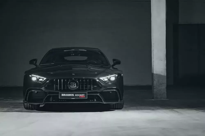 Brabus đã tung ra sản phẩm có thể là bản dựng kỳ lạ nhất của hãng cho đến nay: Rocket GTS. Mặc dù không dễ nhận ra ngay, nhưng sáng tạo này thực sự dựa trên Mercedes-AMG SL thế hệ mới, được biến đổi thành Shooting Brake được bọc hoàn toàn bằng sợi carbon và được trang bị hệ thống truyền động plug-in hybrid tạo ra công suất khủng khiếp 986 mã lực.