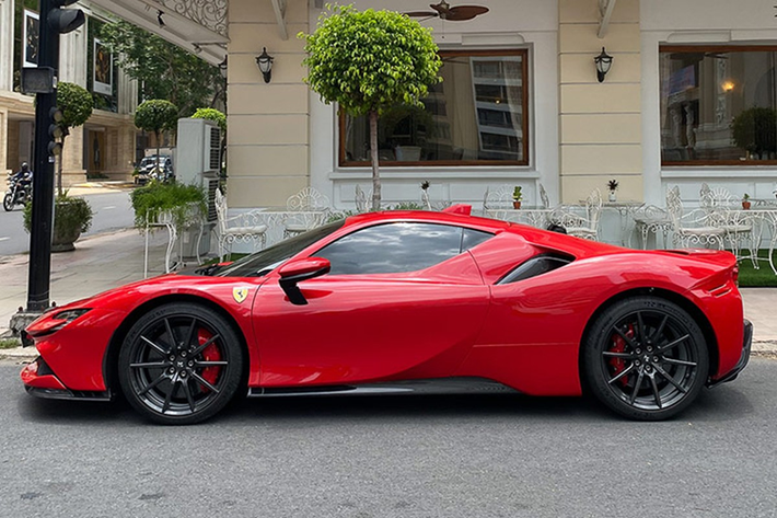 Kết hợp 3 mô-tơ điện với động cơ xăng V8, siêu xe hybrid Ferrari SF90 Stradale có tổng công suất tối đa 986 mã lực. SF90 Stradale chính là siêu xe plug-in hybrid đầu tiên trong lịch sử của hãng Ferrari cũng là chú ngựa chồm mạnh nhất hiện nay.