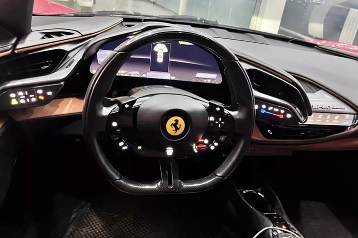 Tổng số lượng xe Ferrari SF90 Stradale đang có mặt tại Việt Nam khoảng 6 chiếc, ngoài ra còn có 2 xe thuộc bản mui trần. Khá thú vị là 5 xe Ferrari SF90 Stradale đều mang màu đỏ, chỉ duy nhất đại gia Hoàng Kim Khánh chọn bộ áo màu vàng cho chú ngựa chồm của mình.
