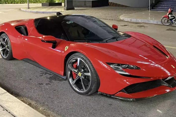 Đến tối hôm qua, ngày 1/10/2024 vừa qua, chiếc siêu xe Ferrari SF90 Stradale của chồng cũ Lê Quyên đã chính thức có mặt tại Hà Nội và sẽ định cư ở đây, trước khi có ai đó chịu chi trả số tiền 23 tỷ đồng để sở hữu 1 trong các xe PHEV mạnh nhất đang có mặt tại dải đất hình chữ S này.