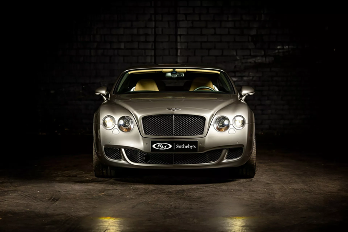 Chiếc Bentley được thiết kế riêng này sẽ được đấu giá tại Paris vào đầu tháng 2, dự kiến giá xe Bentley Continental Shooting Brake sẽ được bán với giá từ 300.000 Euro (khoảng 315.000 USD) đến 400.000 Euro (tương đương 420.000 USD).