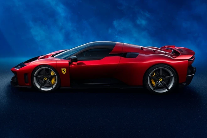 Cuối cùng, Ferrari đã chọn thiết lập hai chỗ ngồi, nhưng dù sao thì đây cũng không phải là mẫu xe hai chỗ ngồi thông thường. “Khi chúng tôi bắt đầu dự án, ý tưởng ban đầu xuất hiện là chiếc xe này sẽ là xe một chỗ ngồi,” Galliera tiết lộ.