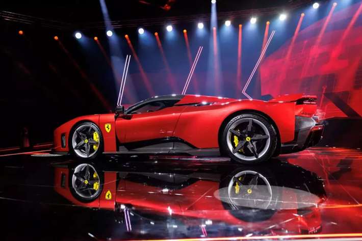 Trong một cuộc phỏng vấn gần đây với Top Gear, giám đốc tiếp thị của Ferrari, Enrico Galliera, đã tiết lộ rằng các thiết kế ban đầu cho mẫu xe kế nhiệm LaFerrari ban đầu yêu cầu thiết lập một chỗ ngồi, một sự thay đổi triệt để so với truyền thống có thể khiến mọi người phải ngoái nhìn ngay cả trong thế giới siêu xe tiên phong.