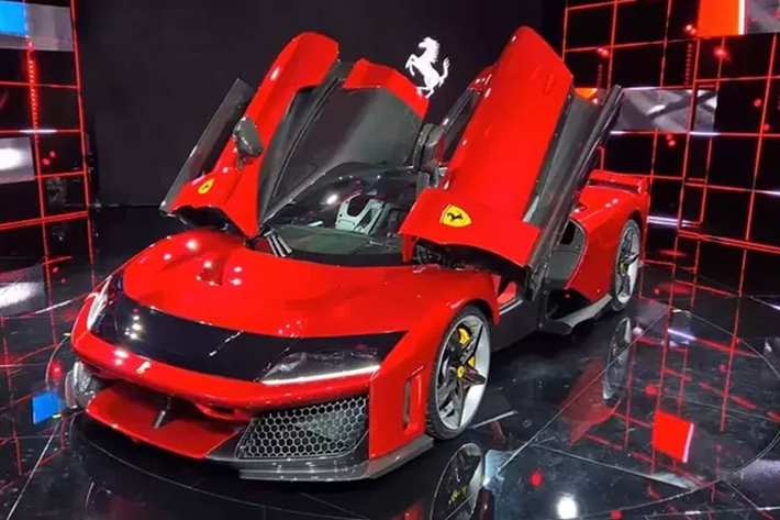 Ferrari sau khi ra mắt sản phẩm đỉnh cao tiếp theo sau "big five" là 280 GTO, F40, F50, Enzo, LaFerrari đã nhanh chóng gọi nó, chiếc xe Ferrari F80 triệu đô đẳng cấp là “+1”, điều này được hiểu rằng là với ghế hành khách được đặt xa hơn một chút so với ghế lái.