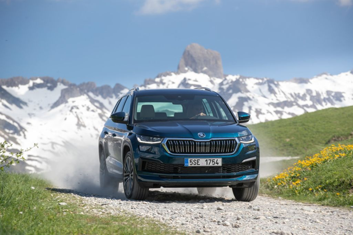 Mẫu SUV 7 chỗ Skoda Kodiaq Việt Nam được nhập khẩu nguyên chiếc từ châu Âu đang có mức giá chỉ từ hơn 1 tỷ đồng nhờ ưu đãi 100% phí trước bạ cùng voucher 30 triệu đồng (cho phiên bản Ambition).