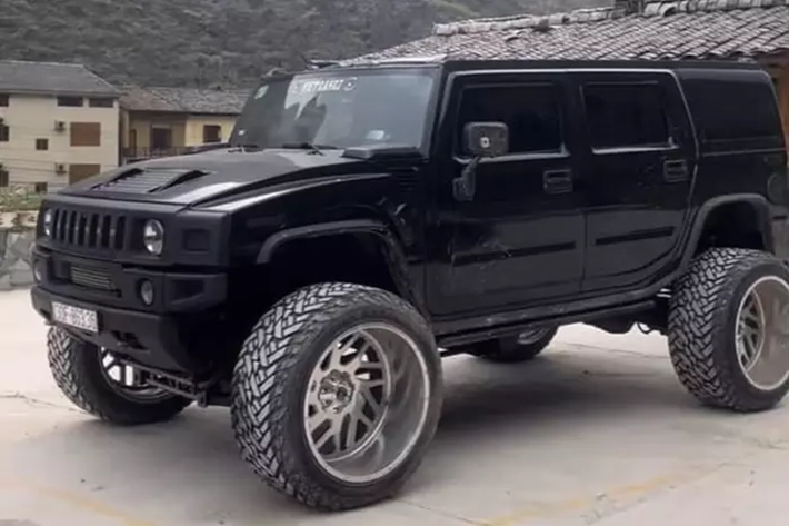 Để mang đến diện mạo lạ mắt, thu hút mọi sự chú ý dành cho "quái vật" Hummer H2 của mình, biker Đức tào phớ đã sắm cho chiếc xe này bộ mâm kích thước khủng nhất lên đến 26 inch. Đây là cảnh giới cao nhất của độ mâm.