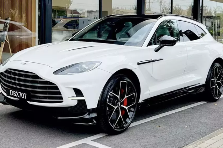 Aston Martin DBX707 là dòng xe SUV hiệu năng cao, và nó là đối thủ trực tiếp của Lamborghini Urus Performante hay Bentley Bentayga S, sức mạnh của mẫu xe này ấn tượng hơn 2 đối thủ kể trên rất nhiều, vì thế, đã có khoảng 4 chiếc Aston Martin DBX707 về Việt Nam.