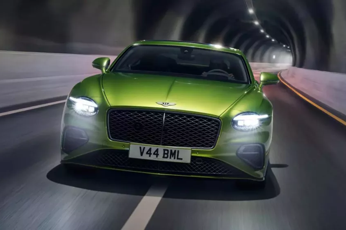So với xe Bentley Continental GT thế hệ thứ 3 của Cường Đô la hay nhiều đại gia Việt mua trước đó, phiên bản hoàn toàn mới vừa về Việt Nam có sự thay đổi rất dễ nhận ra với 2 hốc gió bên hông thiết kế lại, lưới tản nhiệt vẫn như cũ cũng như hốc gió giữa.