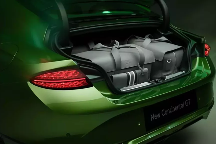 Sức mạnh động cơ cho phép Bentley Continental GT Speed 2025 tăng tốc từ 0-100 km/h trong thời gian chỉ 3,2 giây ở bản Coupe và 3,4 giây ở bản mui trần GTC. Tốc độ tối đa của 2 phiên bản này lần lượt là 315 km/h và 285 km/h. So với thế hệ cũ, Continental GT Speed nhanh hơn 0,4 giây.