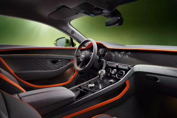 Không có gì ngạc nhiên khi không gian nội thất bên trong Bentley Continental GT Speed 2025 siêu sang được phủ bằng những vật liệu cao cấp. Đây cũng chính là nơi cho thấy rõ nhất trình độ chế tác thủ công và sự tinh tế, tỉ mỉ của thương hiệu Anh quốc. Mặt táp-lô và cách bố trí tổng thể của nội thất không thay đổi nhiều so với trước.