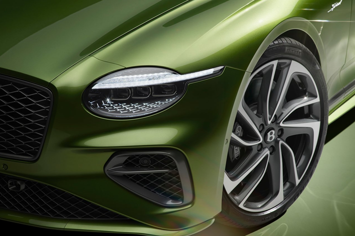 Ngoài ra, Bentley Continental GT Speed 2025 còn có cụm pin 25,9 kWh nằm phía sau trục sau để mang đến sự cân bằng trọng lượng tối ưu. Pin cho phép xe chạy được 81 km mà không tốn một giọt xăng. Khi kết hợp cả pin và động cơ xăng, xe có thể chạy hết quãng đường 859 km. Thời gian sạc đầy pin bằng bộ sạc 11 kW là 2 tiếng 45 phút.