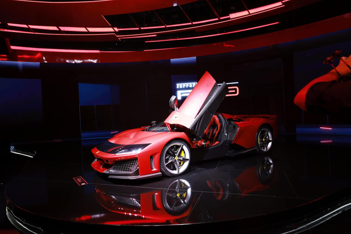Ferrari 12Cilindri chính là mẫu siêu ngựa sẽ thay thế chiếc xe Ferrari 812 Superfast đã có 2 xe về Việt Nam, mẫu xe ngựa chồm này được xác nhận có 2 suất đầu tiên về nước, và người quan tâm lại chính là Cường Đô la và ông Đặng Lê Nguyên Vũ.