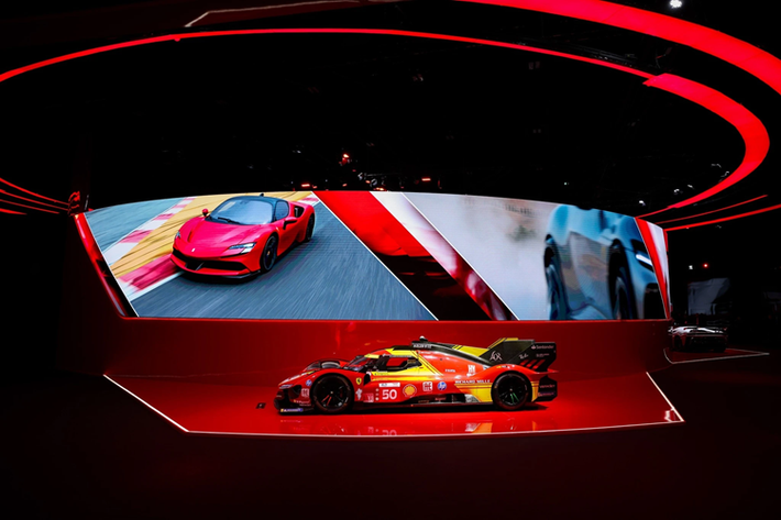 Thiết kế của siêu xe Ferrari 12Cilindri là sự tri ân của Ferrari 365 GTB/4 Daytona với dải màu đen trên mui xe không thể tháo rời hoặc thay đổi bằng màu khác vì ý muốn của nhà thiết kế. Nội thất được lấy cảm hứng từ Purosangue và Roma và là phân khúc xe đầu tiên không có đồng hồ đo analog.