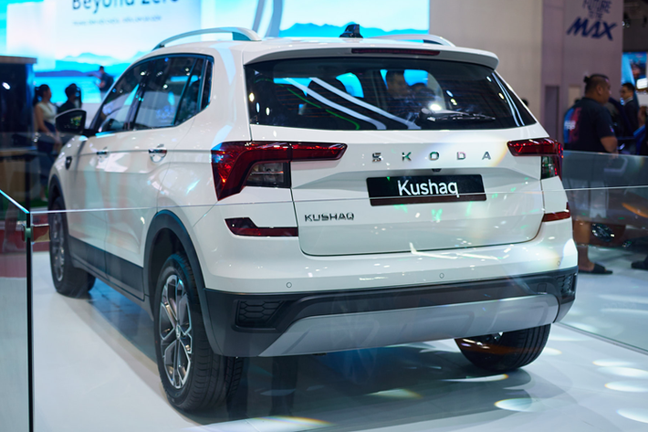 Trên bản xe đang lưu hành tại thị trường Ấn Độ, nội thất Skoda Kushaq được thiết kế khá hiện đại theo phong cách tối giản, gọn gàng phù hợp tầm giá. Táp lô thiết kế 3 tầng, đường viền mạ chrome chạy ngang qua táp lô. Vô-lăng 2 chấu, tích hợp một số phím chức năng và chỉnh 4 hướng.