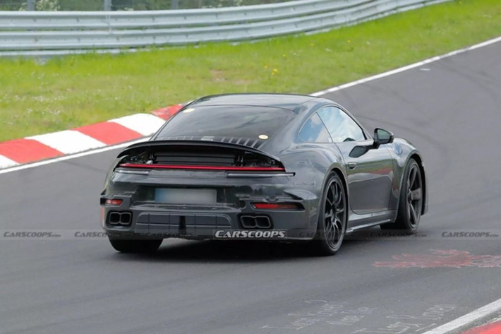 Thông tin về Porsche 911 Turbo bản Hybrid được Lutz Meschke - Giám đốc tài chính của Porsche đề cập đến trong buổi họp về doanh số quý III của công ty. Ngoài ra, vị lãnh đạo này cũng cho biết 911 phiên bản mới sẽ được trang bị hệ thống pin của Varta.