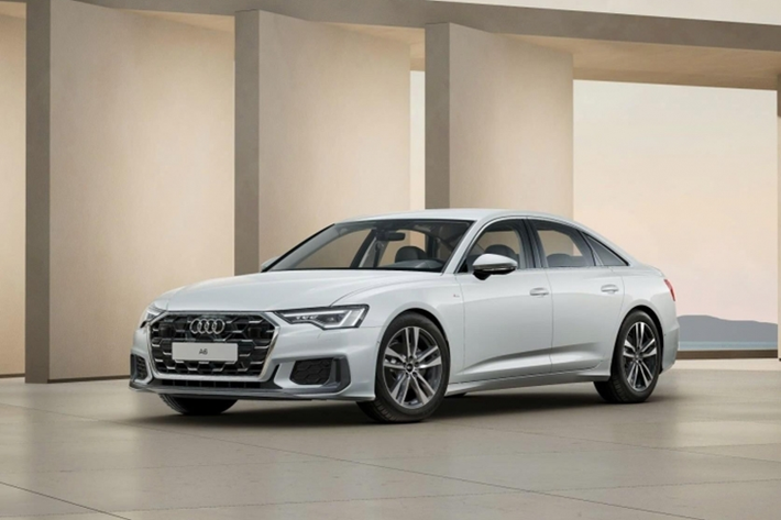 Về thiết kế mẫu xe sedan Audi A6 2025 không có nhiều khác biệt so với bản tiền nhiệm ngoài phần lưới tản nhiệt của xe được thay bằng loại khung đơn với cấu trúc tổ ong mới, đi cùng cụm đèn trước là LED Matrix chiếu sáng thông minh. Xe được trang bị gói tùy chọn ngoại thất S line thể thao.