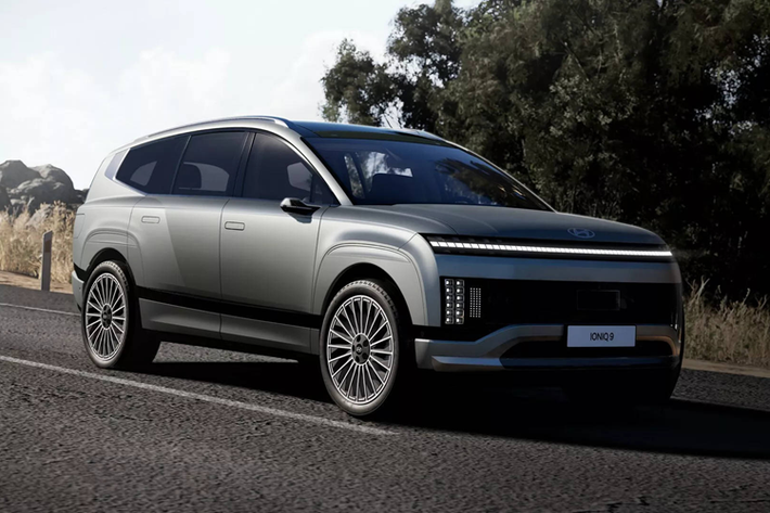 Mẫu SUV Hyundai Ioniq 9 chạy điện với 3 hàng ghế được chờ đợi từ lâu của Hyundai cuối cùng đã xuất hiện với tên gọi Ioniq 9. Đây thực chất là một biến thể của chiếc Kia EV9 nhưng mang nhãn hiệu Hyundai, được phát triển từ nền tảng E-GMP quen thuộc dành cho xe thuần điện của tập đoàn Hàn Quốc.