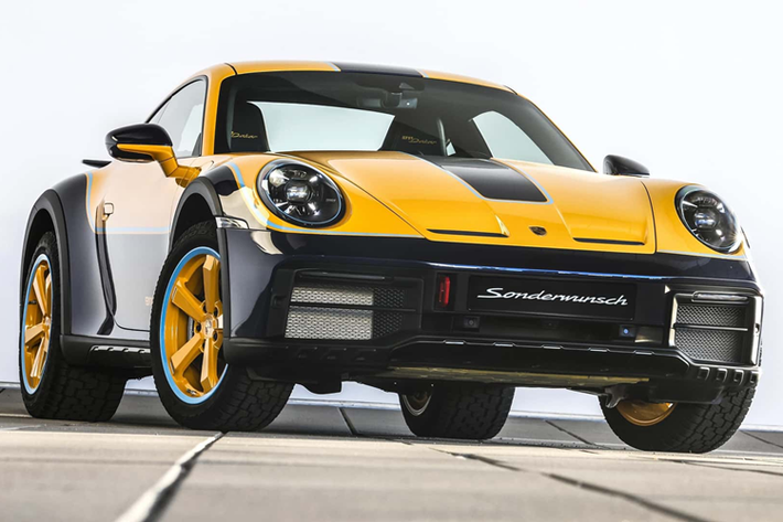 Porsche 911 Dakar địa hình là mẫu xe thể thao gầm cao có thiết kế độc đáo và trên thực tế, chiếc xe này được những vị chủ nhân ưa chuộng sử dụng cho những hành trình thực thụ. Một trong số này có một vài lớp sơn trang trí cổ điển như kiểu dáng lấy cảm hứng từ Rothman hoặc phong cách Rallye 1971.