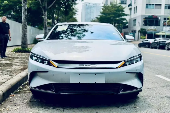 Kích thước của mẫu xe này ngang ngửa với BMW 5-Series và Mercedes-Benz E-Class. Trong khi đó, giá xe BYD Han 2025 khởi điểm từ 1,489 tỷ đồng, tương đương với Mercedes-Benz C-Class và BMW 3-Series. Mẫu xe này là phiên bản thuần điện của BYD Han đã ra mắt thị trường Trung Quốc từ năm 2020.