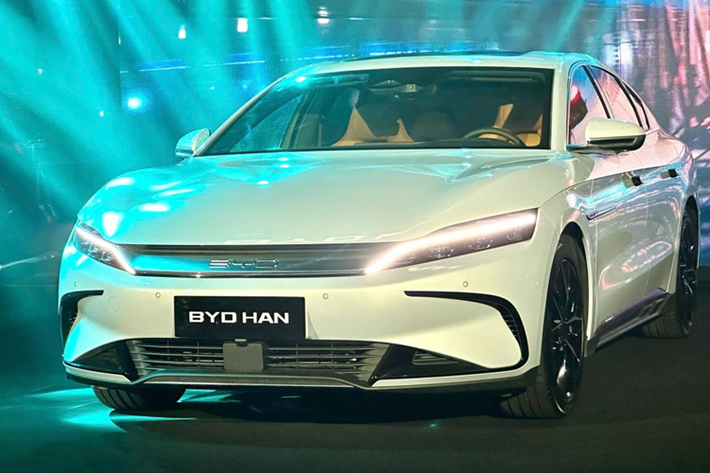 Nhìn chung, BYD Han là mẫu xe "một mình một ngựa" ở Việt Nam vì kích thước lớn hơn sedan hạng D như Toyota Camry, Mazda6 hay Honda Accord nhưng chưa thể cạnh tranh với phân khúc cao cấp như BMW 5-Series hay Mercedes-Benz E-Class.
