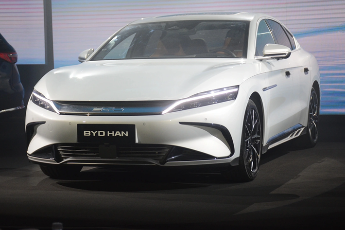 Tổng cộng, xe có công suất tối đa lên đến 509 mã lực, cho phép tăng tốc từ 0-100 km/h trong 3,9 giây. Mô-tơ điện đi với pin BYD Blade 85,44 kWh, mang đến phạm vi di chuyển 521 km theo tiêu chuẩn WLTP. Với bộ sạc nhanh DC, thời gian sạc pin từ 30% lên 80% là 34 phút.