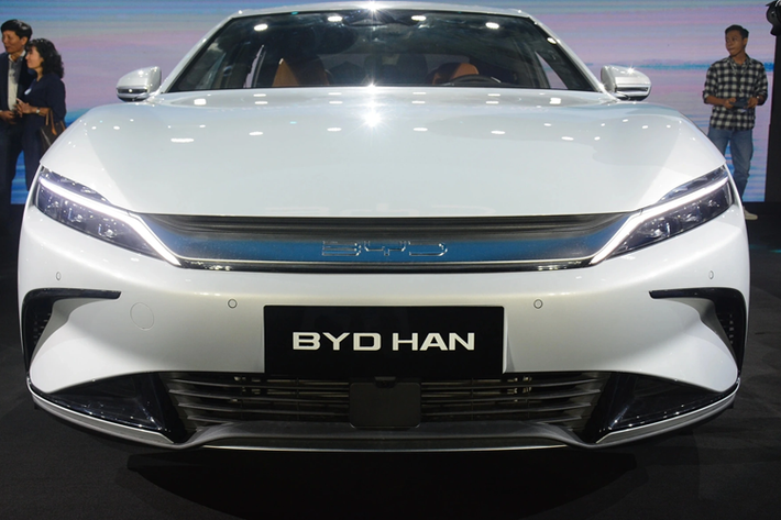 Nguồn cung cấp sức mạnh cho BYD Han là 2 mô-tơ điện nằm trên 2 cầu, mang đến hệ dẫn động 4 bánh cho xe. Mô-tơ điện phía trước mạnh 241 mã lực và 350 Nm. Hai con số tương ứng của mô-tơ điện phía sau là 268 mã lực và 350 Nm.