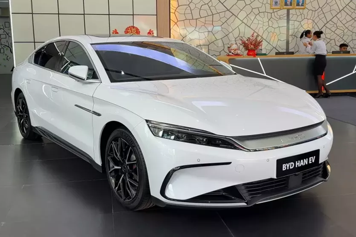 Giá bán BYD Han tại Việt Nam cũng chưa thực sự hấp dẫn, ít phiên bản, thương hiệu còn xa lạ và không có cơ sở hạ tầng trạm sạc sẽ là những bất lợi không nhỏ của mẫu xe điện Trung Quốc này.