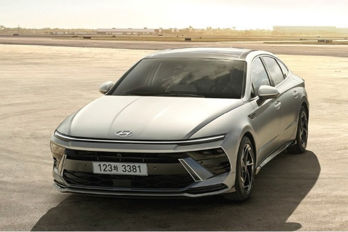 Mới đây, Hyundai đã chính thức trình làng mẫu xe Sonata 2025 với sự nâng cấp đáng kể về mặt tiện ích, nhưng thiết kế của xe vẫn được giữ nguyên so với tiền nhiệm. Nhìn chung thiết kế của xe vẫn được giữ nguyên so với bản tiền nhiệm.