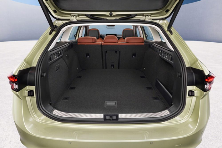Phù hợp với xu hướng bền vững, không gian nội thất Skoda Superb được bọc bằng 100% polyester tái chế. Bên cạnh đó, hãng vẫn cung cấp tùy chọn ghế ngồi bọc da. Quy trình thuộc da thân thiện với môi trường bằng cách sử dụng bã cà phê hoặc nước thải từ quá trình chế biến ô liu.
