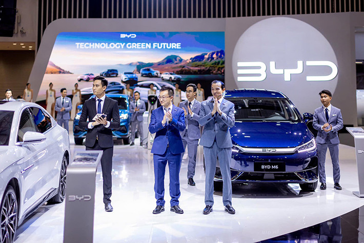 Gian hàng BYD Việt Nam tại VMS 2024 đã tạo nên ấn tượng mạnh mẽ đậm chất công nghệ “Technology - Green - Future” cùng những sản phẩm vượt trội. Bên cạnh dải sản phẩm quen thuộc, BYD còn mang đến cái nhìn toàn diện về tầm nhìn dài hạn của thương hiệu.
