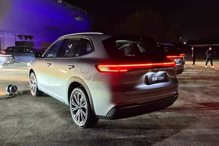 Đồng thời, Geely Galaxy Starship 7 có sẵn sáu màu sơn, lấy cảm hứng từ ánh sáng và bóng tối của đồ sứ Trung Quốc: xanh lá cây, bạc, trắng, xám, đen và xanh lam, theo thương hiệu. Tuy nhiên, xe không sử dụng tay nắm cửa ẩn phổ biến. Phía sau Geely Galaxy Starship 7 được trang bị đèn hậu dạng xuyên thấu và cửa xả.