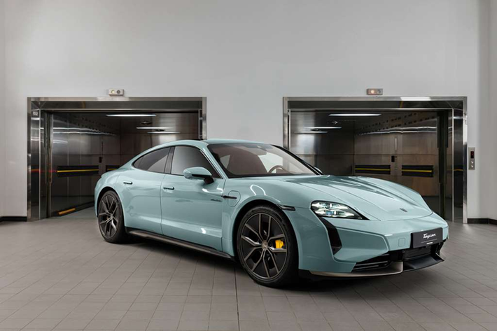 Porsche tự hào giới thiệu phiên bản xe điện Taycan mới được nâng cấp toàn diện, được ra mắt tại Việt Nam. Phiên bản Porsche Taycan 2025 mới kế thừa mẫu tiền nhiệm tiên phong – dòng xe thể thao tinh điện đầu tiên của thương hiệu – cùng một loạt cải tiến trên mọi phương diện.