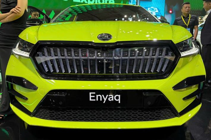 Trước đó, vào hồi cuối năm 2022, Skoda cho biết Enyaq nằm trong kế hoạch của thương hiệu này tại thị trường Việt Nam và sẽ mở bán trong năm 2025, ngay sau khi nhà máy của Skoda – TC Motor tại Quảng Ninh đi vào hoạt động. Skoda Enyaq iV chạy điện có kích thước dài x rộng x cao lần lượt 4.648 x 1.877 x 1.618 mm, chiều dài cơ sở 2.765 mm.